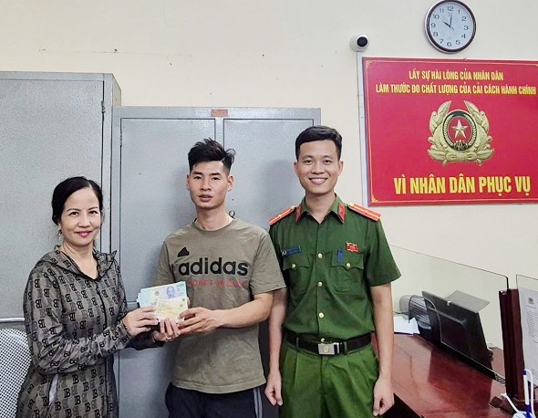 Công an xã Tân Kỳ phối hợp công dân trả lại ví tiền cho người đánh rơi